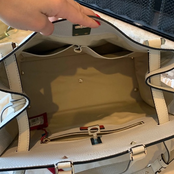 Valentino Garavani Joylock Leather Shoulder Bag - Picture 3 of 7